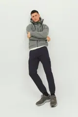 Pantalón cargo negro con cierre de cremallera y tobillos ajustados.