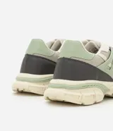Championes Satinato estilo jogging con suela robusta, capellada de malla gris con recortes en cuero sintético gris oscuro, verde y beige, y cordones blancos.