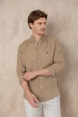 Camisa de lino color beige con cuello mao, corte slim fit y mangas 3/4 con botón para sujetar.