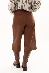 Bermuda de corte recto y tiro alto en color chocolate, con cierre frontal de botón y bolsillos laterales.