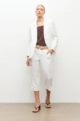 Blazer de lino color blanco, de corte clásico con solapas y cierre frontal de un botón.