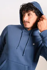Hoodie de algodón color azul, con capucha ajustable mediante cordones, bolsillo frontal tipo canguro y logo bordado de la marca en el pecho.