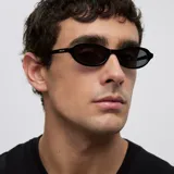 Lentes de sol con montura ovalada de estilo cat-eye, fabricados en material bio-based. Cuentan con lentes polarizadas de color negro con protección UV400 y recubrimiento resistente a rayaduras.