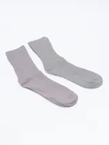 Pack de dos pares de medias de caña media, una rosa y otra gris, con diseño acanalado.