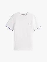 Remera blanca de manga corta Tommy Hilfiger, con cuello redondo y ribete azul en los puños. Presenta un pequeño logo bordado en el pecho.