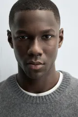 Jersey azul de punto con cuello redondo y manga larga. Tejido en mezcla de lana y acabado en rib.