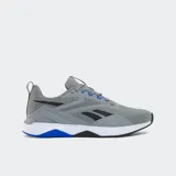 Championes Reebok Nanoflex TR 2, color gris con detalles en negro y azul eléctrico. Presentan una capellada de malla transpirable, entresuela de EVA blanca y detalles de soporte en el talón con la inscripción "NANOFLEX".