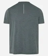 Remera deportiva masculina de manga corta con cuello redondo, confeccionada en tejido técnico con tecnología Dry para mayor transpirabilidad. Presenta detalles reflectantes en los hombros y un diseño liso en color verde melange.