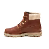 Bota de cuero color marrón con cuello de tejido de punto en color beige. Presenta cordones al tono, herrajes metálicos dorados y suela de goma dentada en color arena.