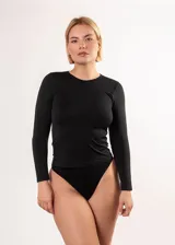 Camiseta negra de microfibra con mangas largas y cuello redondo.