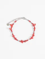 Pulsera de cadena de acero quirúrgico con piedras naturales irregulares en color rojo y separadores metálicos cilíndricos. Incluye cierre de mosquetón y cadena de alargue con dije circular.