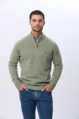 Buzo tejido de lana con cuello alto y medio cierre metálico frontal. Presenta puños y ruedo acanalados, con logo bordado en el pecho.