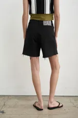 Short de tiro medio color marrón, con corte recto y terminación de ruedo deshilachado.