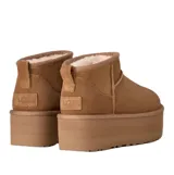 Botas de caña baja confeccionadas en ante de alta calidad, con plataforma elevada y forro interior de lana suave. Presentan un diseño minimalista con costuras visibles y tirador trasero.