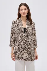 Blazer de viscosa con estampado animal print tipo dálmata en tonos marrones y beige, con cuello solapa y mangas 3/4.
