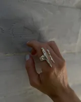 Anillo de plata 925 con diseño abstracto y alargado. Pieza realizada a mano en taller con metales nobles.