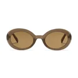 Lentes de sol de diseño ovalado con marco de plástico reciclado en tono marrón traslúcido y cristales en color marrón a juego.