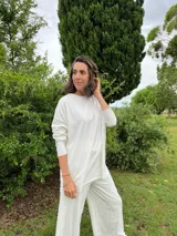 Remerón oversize con tajos a los costados, confeccionado en algodón.