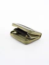 Billetera pequeña de diseño compacto con textura granulada y cierre perimetral metálico.