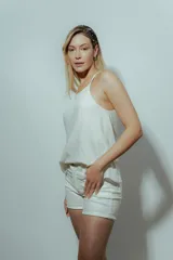 Short blanco de cuero sintético con acabado metalizado, tiro alto y corte ajustado.