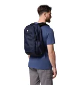 Mochila impermeable de 25 litros, color azul marino, con compartimentos principales con cierre, funda acolchada para portátil de hasta 13 pulgadas, panel trasero transpirable y bolsillos laterales para botellas.