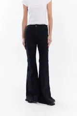 Jean de denim negro estilo oxford con recortes frontales y botamanga con terminación deshilachada.