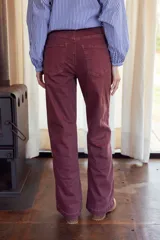 Pantalón de jean color verde oliva, de corte recto y tiro alto, con cierre frontal de botón y bolsillos laterales.