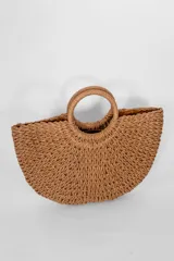 Cartera tipo shopper de paja color marrón con doble asa circular.