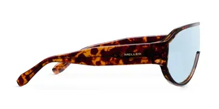 Lentes de sol con diseño envolvente tipo máscara, montura con estampado carey y lentes de color azul claro.