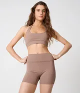 Bermuda deportiva Get Over de microfibra color tostado, de tiro alto con pretina ancha y recortes anatómicos.