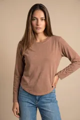 Remera de manga larga en algodón lavado color marrón, con cuello redondo y ruedo curvo. Presenta un corte oversize y textura suave.