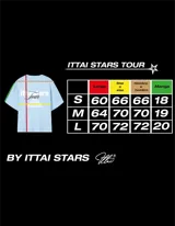 Remera celeste de corte recto con estampado en la espalda que incluye el texto "Itta Stars Tour" y una lista de ciudades: Ibiza, Madrid, Andorra, Barcelona y Formentera.
