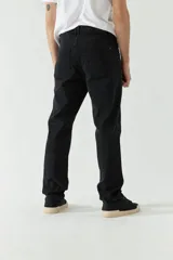 Pantalón de jean azul oscuro, corte recto, tiro medio y logo bordado. Confeccionado en algodón y spandex.