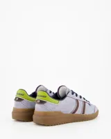 Championes Coolway modelo Kiro Lavender Rush, confeccionados en gamuza de color lila con detalles en marrón, rosa, verde lima y suela de goma marrón translúcida. Presentan diseño retro con doble franja lateral ondulada y cordones oscuros.