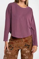 Remera de manga larga con cuello redondo, confeccionada en algodón lavado con efecto desgastado. Presenta un corte oversize y una textura suave y resistente.