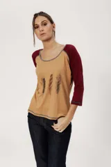 Remera color camel de algodón con mangas ranglan 3/4 color bordó y estampa de plumas en el frente.