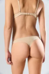 Bombacha tipo colaless de algodón con cintura elástica, diseñada para brindar comodidad y ajuste suave al cuerpo.