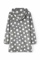 Pijama tipo hoodie de tela de peluche con estampado animal print de leopardo, manga larga y bolsillo frontal tipo canguro.