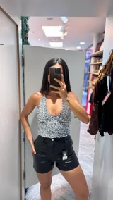 Top halter gris plateado, completamente bordado con lentejuelas, con escote en V pronunciado.