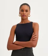 Body básico color rojo, con cuello halter, sin mangas y confeccionado en poliamida. Tiene forro en el busto.