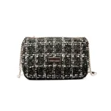 Cartera de hombro tipo bandolera con diseño de tejido tweed en tonos negros y blancos. Presenta una solapa frontal con placa metálica decorativa y correa de cadena metálica dorada.