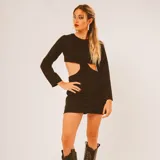 Minivestido negro de terciopelo con mangas largas, cuello redondo y aberturas en los laterales de la cintura.