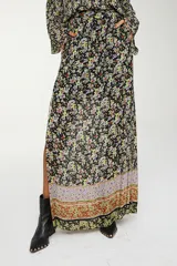 Falda larga de viscosa con estampado floral multicolor, de corte amplio, cintura elastizada y tajo lateral.