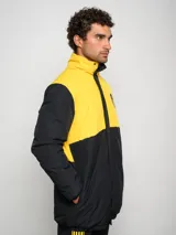 Parka negra con detalles en amarillo y escudo del Club Atlético Peñarol en el pecho.
