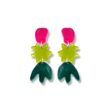 Aros colgantes con piezas geométricas de acrílico en colores fucsia, verde y azul.
