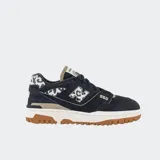 Championes urbanos New Balance modelo 550, color negro con detalles en animal print, suela color caramelo y logo "550" en el lateral.