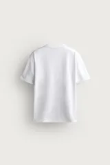 Camiseta regular fit de color beige, confeccionada en tejido de algodón compacto, con cuello redondo y manga corta.