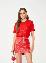 Remera roja con estampado frontal con la frase "the love era" en relieve.