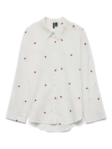 Camisa de manga larga blanca con cuello clásico y cierre frontal de botones. Presenta un estampado de pequeñas fresas rojas bordadas. Los puños son abotonados y el corte es regular.