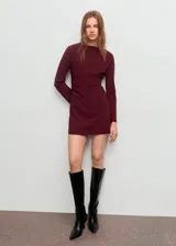 Vestido corto bordó con cuello barco, manga larga y diseño entallado con fruncidos laterales.